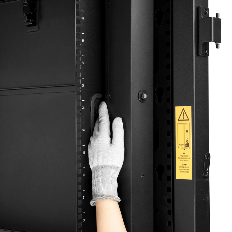 23kW 3-Phase 32A/415V Switched Rack PDU, 21 x C13 & 3 x C19 Outlets, IEC309 32A 3P+N+PE Plug, 10ft Cord, 0U Vertical